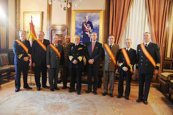 El 2º JEME recibió la Gran Cruz del Mérito Naval