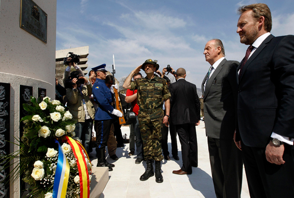 S.M. el Rey tras depositar la corona en el monolito (Foto:EFE)