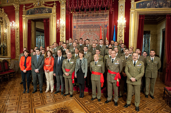 La presidenta foral con los militares en el homenaje