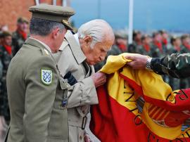 El comandante Ybarra renueva su juramento a la Bandera