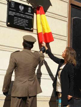 El general y la alcaldesa descubren la placa