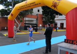 El campeón masculino hace la entrada en meta