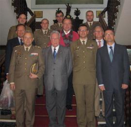 Familiares del sargento junto a la comisión del RT n&ordm; 22