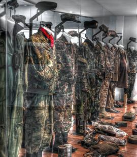 Exposicion de uniformes en el MUMACET