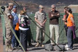 Autoridades militares y civiles en el campamento