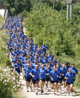 El atleta corriendo con los componentes del Rgto