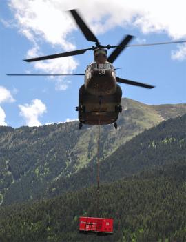 El Chinook helitransporta un generador