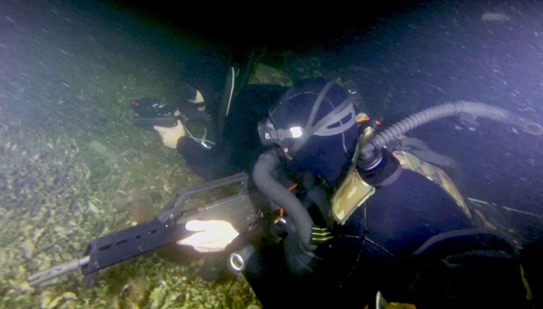 Dos buceadores en una de las prácticas