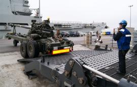 Obús de la Unidad embarcando en el buque