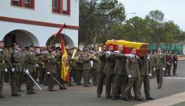 Traslado del féretro en el funeral en Bótoa