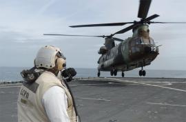 El Chinook tomando en el buque anfibio