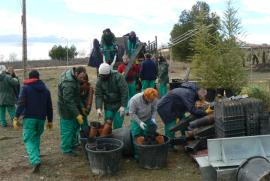 Participantes del taller en labores de jardinería