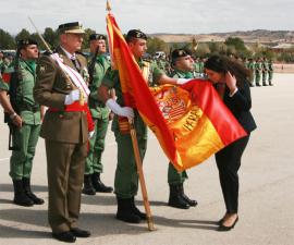 Una de los jurandos besa la Bandera