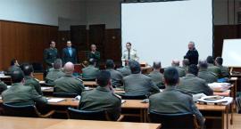 El general se dirige a los alumnos en el CAP