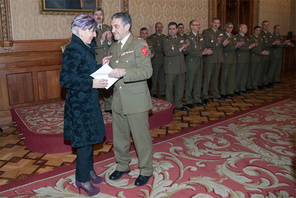 La priora de la Cofradía recoge el donativo