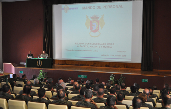 El TG. Aparicio en la reunión con los suboficiales