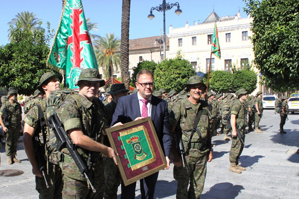 El alcalde recibió una réplica del guión del Grupo