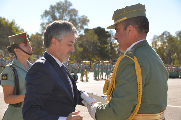 Acto de entrega de la condecoración a la Brigada