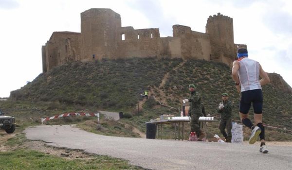 Un corredor de la prueba ante el castillo
