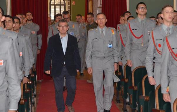 El escritor antes de impartir la conferencia 