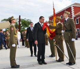 Uno de los jurandos besa la Bandera