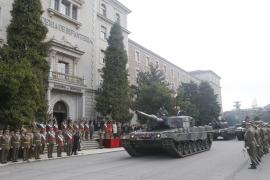 Desfile para finalizar el acto