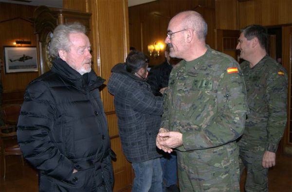 Ridley Scott con el general Blázquez en la base 