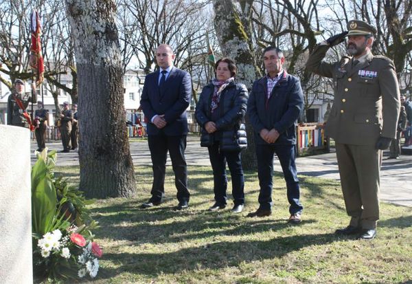 Autoridades y familiares ante el monolito en Friol 