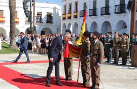 Uno de los jurandos besa la Bandera  