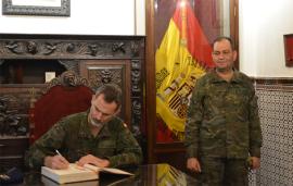 Su Majestad firma en el Libro de Honor 