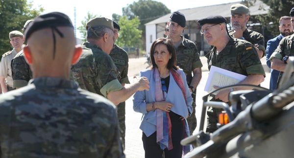 La ministra atiende la explicación del JEME La ministra atiende la explicación del JEME