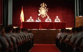 Autoridades con alumnos en la Academia