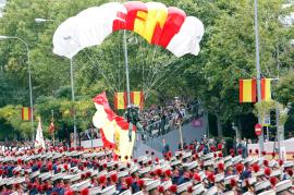 La Bandera Nacional llegó desde el aire