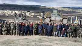 Visitantes y militares en el campo de maniobras