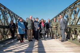 Las autoridades atraviesan uno de los puentes