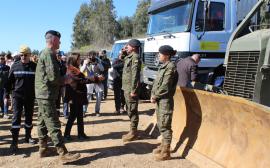 La ministra saluda a militares de la Brigada