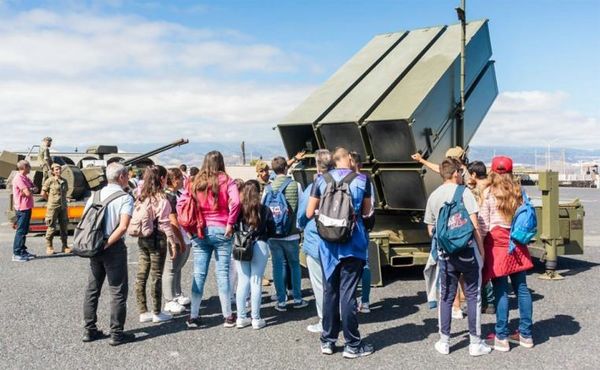 Alumnos visitan la exposición estática