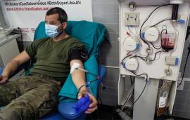 Donación de plasma de uno de los militares