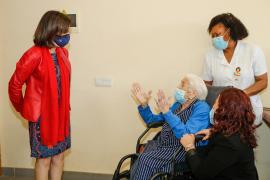 La ministra charla con la anciana más longeva