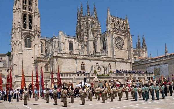 Formación ante la Catedral de Burgos