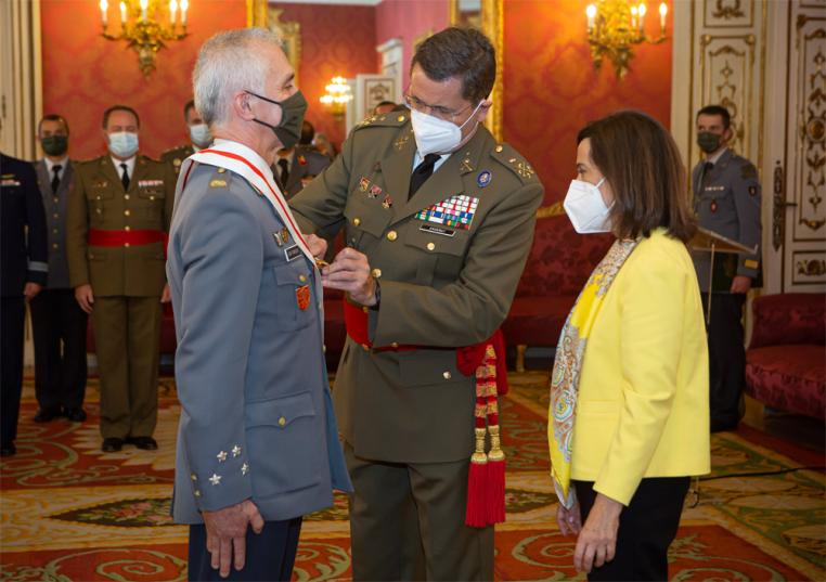 El Jefe de Estado Mayor del Ejército portugués recibe la Gran Cruz al Mérito militar con distintivo blanco en su visita al Cuartel General del Ejército
