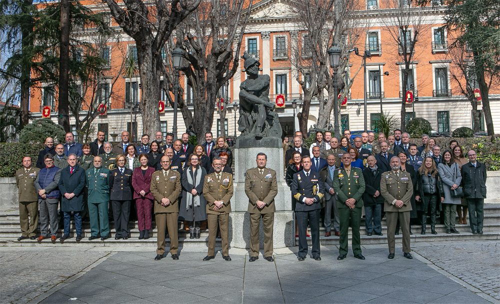 Alumnos de los cursos del CESEDEN visitan el Cuartel General del Ejército de Tierra