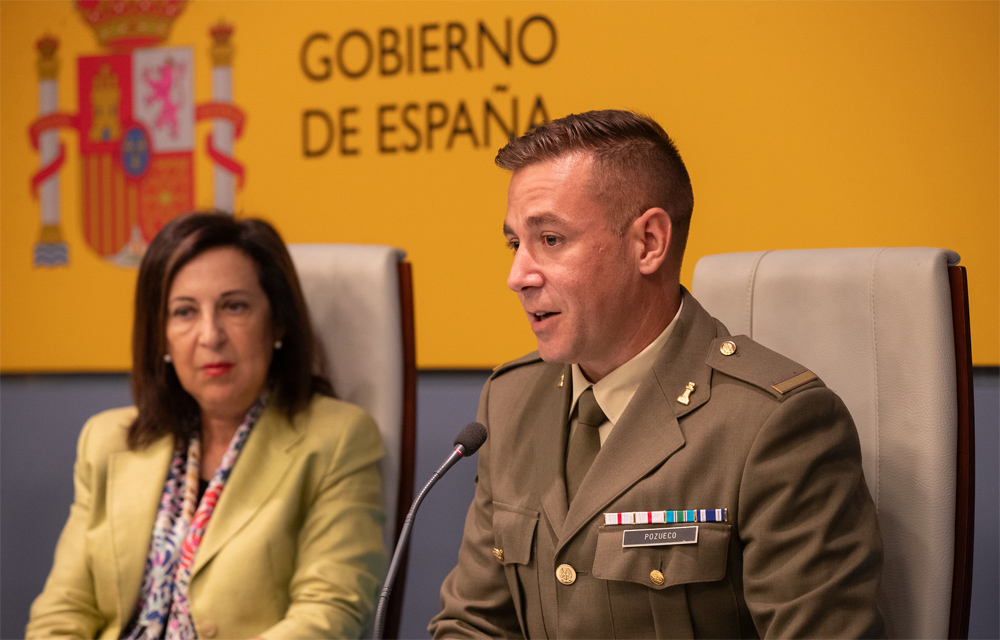 El cabo 1&ordm; y la ministra durante el encuentro 