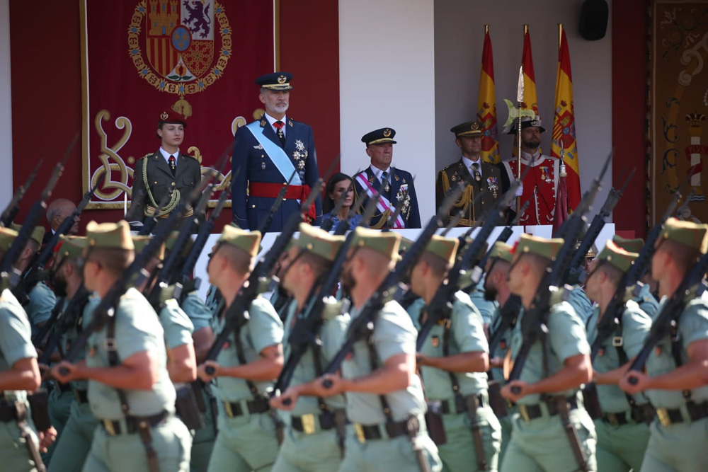 Paso del desfile ante la presidencia