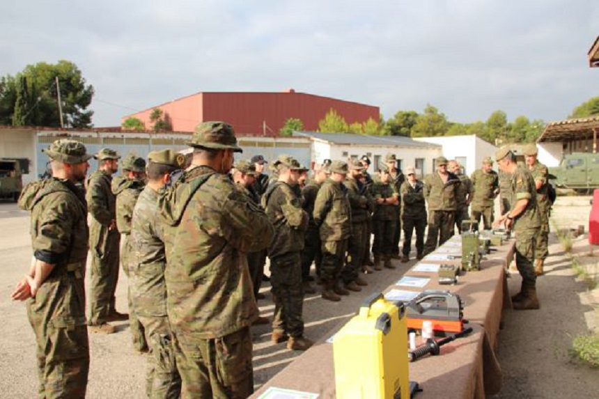 El XI Curso de Especialistas en Defensa NBQ se forma con las unidades del Regimiento `Valencia´ nº 1
