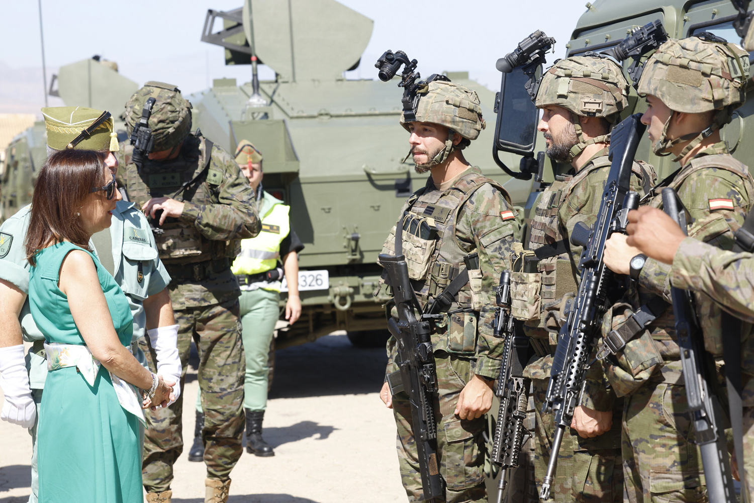 La ministra conversa con militares en la visita