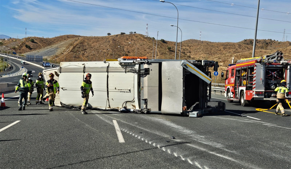 Militares auxilian a los ocupantes de un camión accidentado