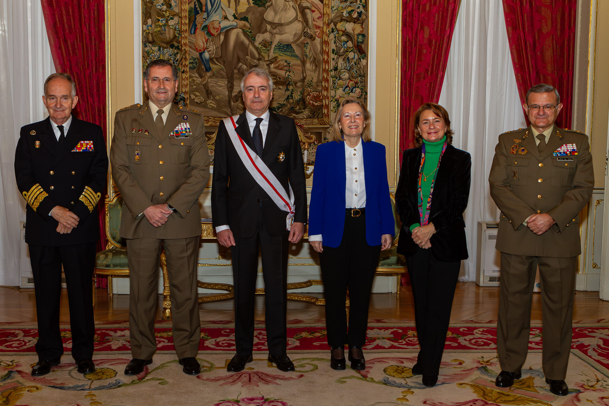 El embajador junto a las autoridades