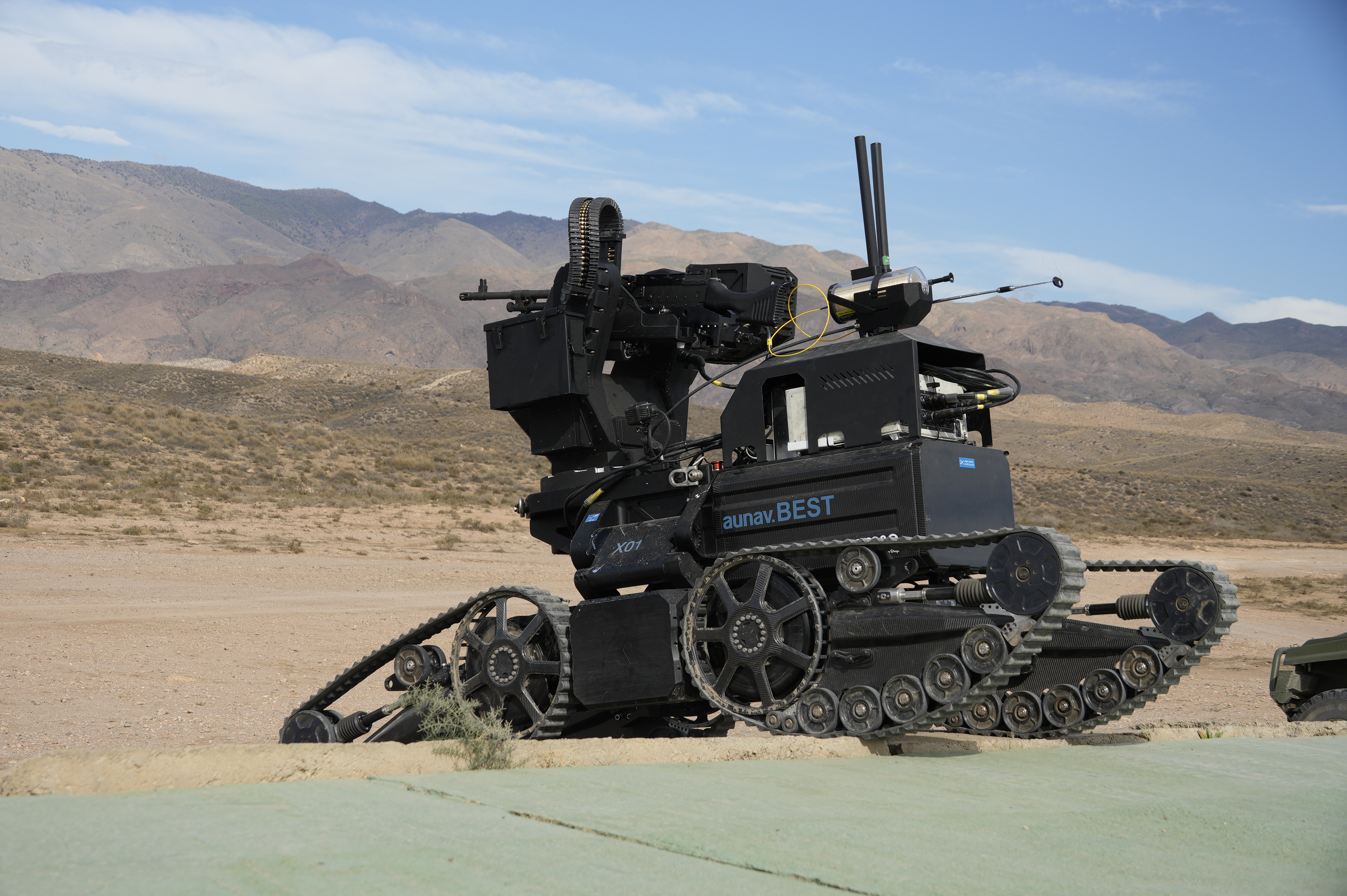 Un militar maneja un dron táctico  