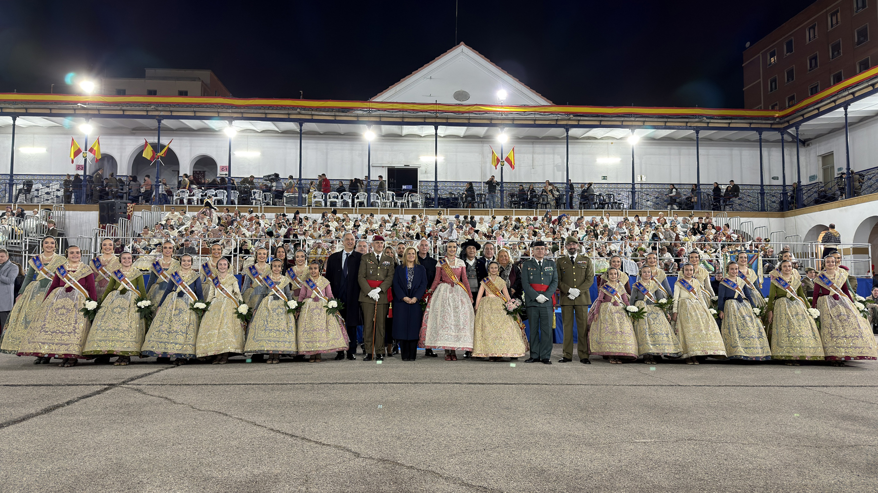 Foto falleras y autoridades